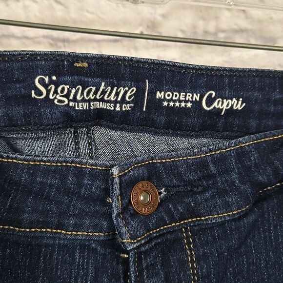 Levi's Women Plus Size 22 Mid Rise Capri Blue Jeans Dark Wash Cuff Stretch Denim - Picture 5 of 6